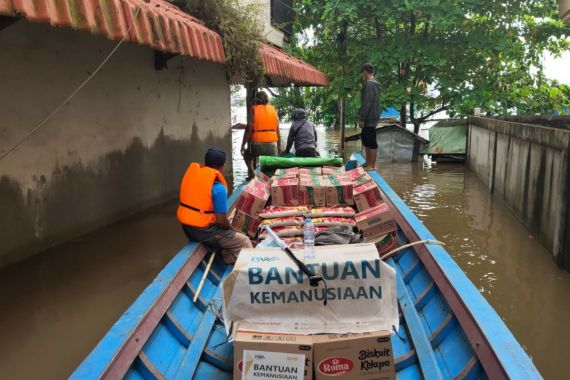 Jalur Darat ke Sintang Terputus Karena Banjir, BWA Angkut Bantuan Sembako dengan Perahu - JPNN.COM