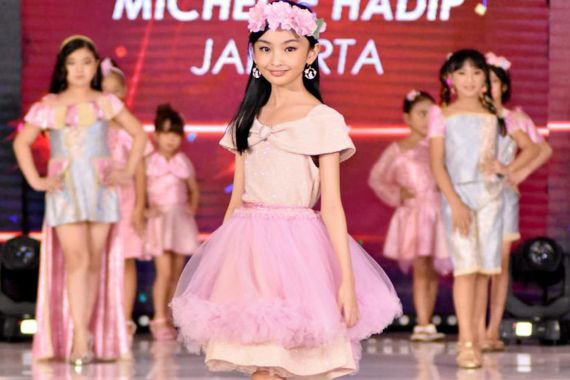 Michelle Hadip Usung Tema Sparkle City di Surabaya Fashion Runaway - JPNN.COM