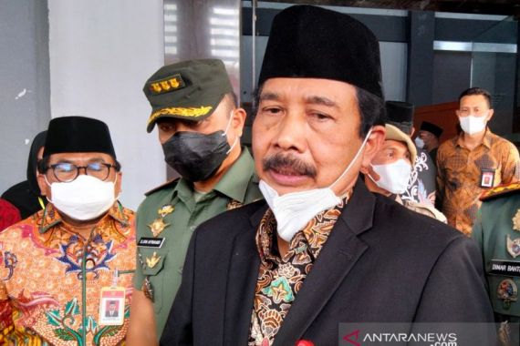 Kepala BPIP Menyodorkan 15 Buku Pelajaran Pancasila kepada Jokowi - JPNN.COM