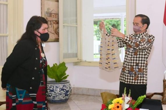 Jokowi Serahkan Hadiah Spesial dari Papua ke Menlu Selandia Baru - JPNN.COM