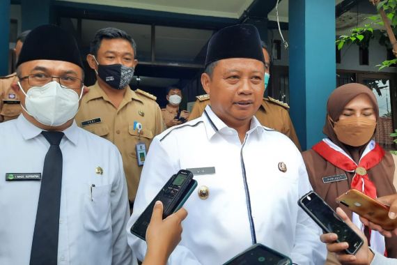 Wagub Jawa Barat Uu Minta Kepala Sekolah Tidak Menahan Ijazah Siswa, Awas Ya - JPNN.COM
