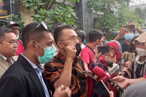 Iwan Sumule Tak Pakai Pasal Korupsi untuk Polisikan Luhut & Erick, Begini Siasatnya - JPNN.COM