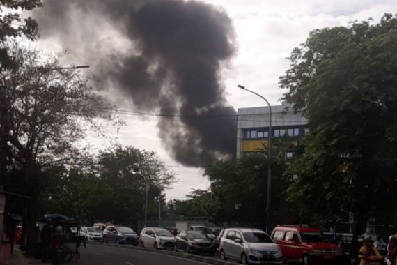Pabrik Penggilingan Kapas di Pasar Rebo Terbakar, Sebegini Taksiran Kerugian  - JPNN.COM