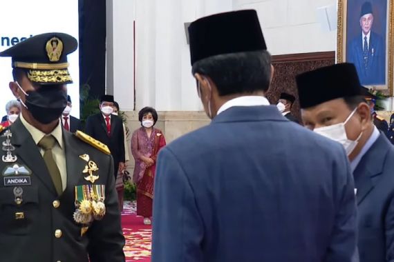 Di Hadapan Jenderal Andika, Prabowo Melirik Jokowi, Lihat Itu - JPNN.COM