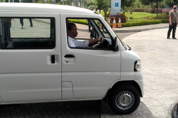 Setelah Jajal Mobil Listrik Ini di GIIAS 2021, Jokowi Langsung Bilang Begini  - JPNN.COM