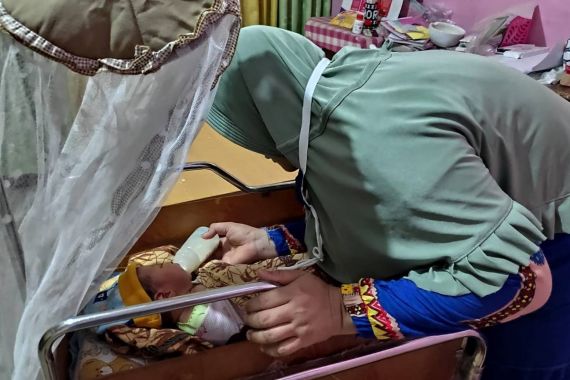 Bayi Mungil Ditemukan Tergeletak di Atas Sajadah Imam Masjid, Cuma Dibalut Kain - JPNN.COM