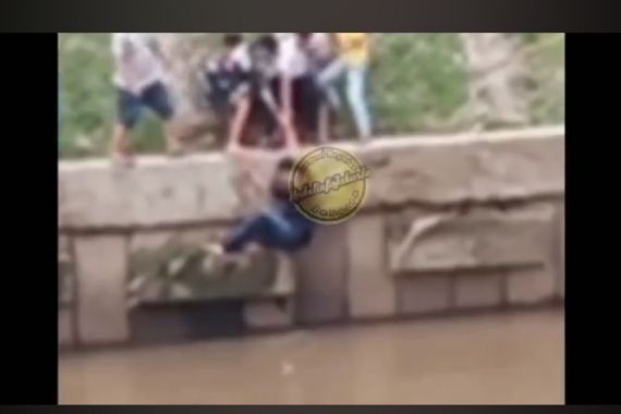 Tepergok Saat Berbuat Terlarang, Pria Ini Melompat ke Sungai Ciliwung, Begini Nasibnya - JPNN.COM
