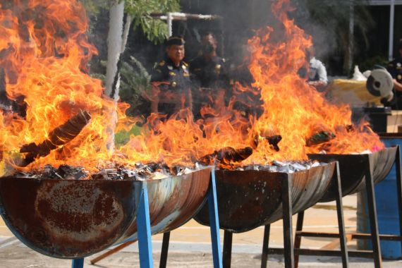 Tegas, Bea Cukai Musnahkan Barang Ilegal di Medan dan Kudus - JPNN.COM