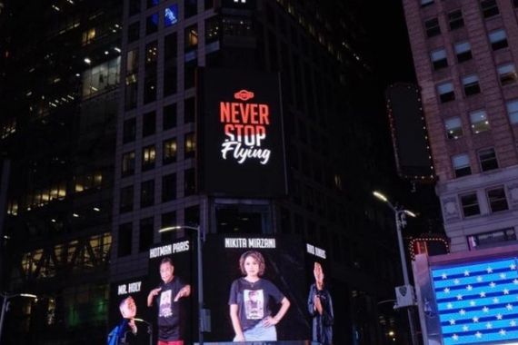 Wajah Hotman Paris dan Nikita Mirzani Terpampang di Times Square New York - JPNN.COM