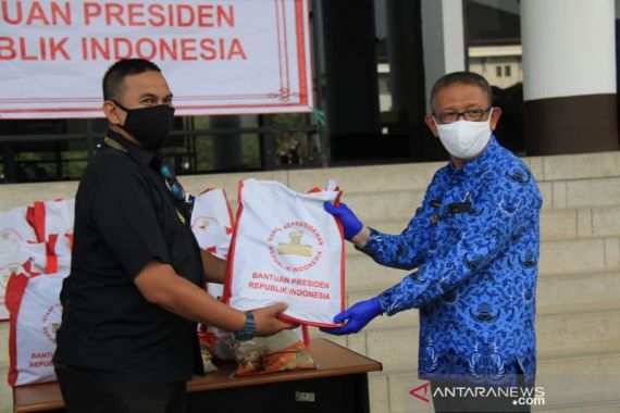 Sutarmidji Salurkan Paket Bantuan dari Jokowi untuk Korban Banjir Sintang - JPNN.COM