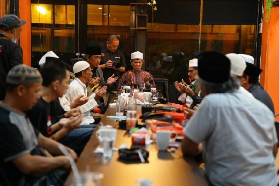 Sahabat Ganjar Bergerak di Kalsel, Bertemu Habib dan Ziarahi Makam Ulama - JPNN.COM