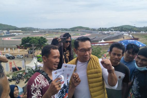 Naik ke ‘Bukit Viral’ Sirkuit Mandalika, Ridwan Kamil Membagikan Tiket Gratis WSBK untuk Warga  - JPNN.COM