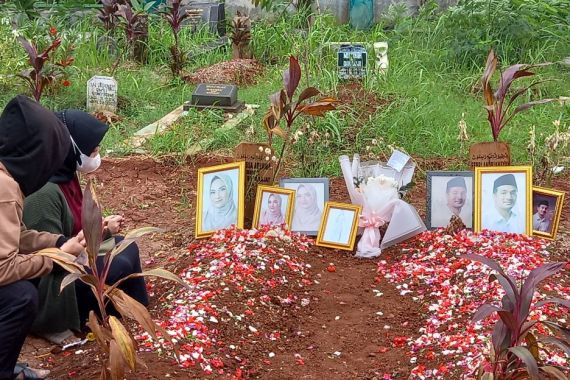 Penampakan Terkini Makam Vanessa Angel, Simak Pengakuan Pak Bambang - JPNN.COM