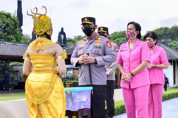 Kapolri Listyo Sigit Berbagi Kebahagiaan Kepada Pekerja Seni Yogyakarta - JPNN.COM