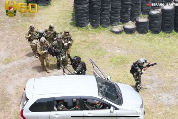 Lihat, Aksi Gagah Kopassus saat Latihan Militer Bareng Tentara Australia - JPNN.COM