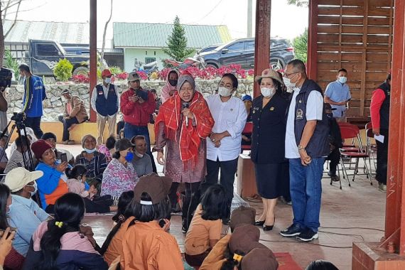 Sambangi Korban Erupsi Gunung Sinabung, Mensos: Jangan Menyerah - JPNN.COM