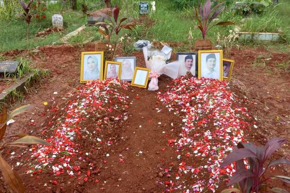 Keluarga Merayakan Ulang Tahun Bibi Andriansyah di Makam, Ada Gala Sky dan Thariq Halilintar - JPNN.COM