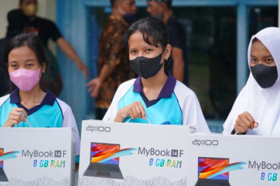Para Siswa Berprestasi Ini Beruntung Dapat Hadiah Laptop dari Sahabat Ganjar - JPNN.COM