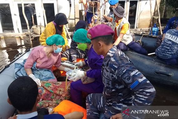 Detik-detik Seorang Ibu Melahirkan Bayi di Dalam Perahu Karet TNI AL - JPNN.COM