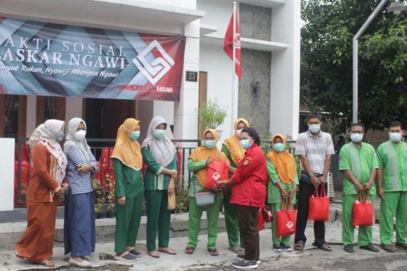 Laskar Ngawi Gandeng Agung Intiland Bagikan Sembako ke Nakes - JPNN.COM