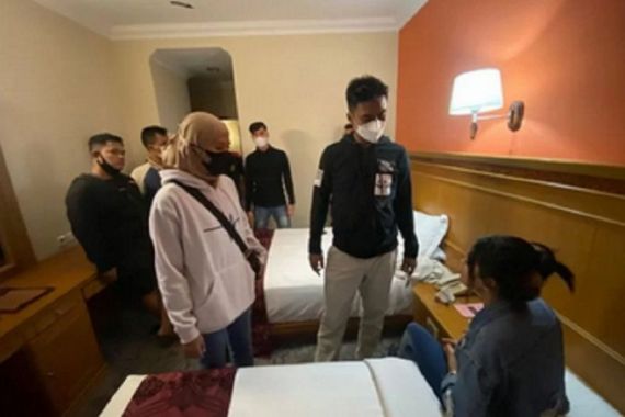 GA dan AA Ditangkap di Kamar Hotel Jelang Tengah Malam, Hmmm - JPNN.COM