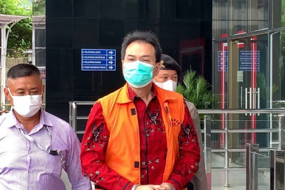 Diperiksa KPK Lagi, Azis Syamsuddin Sudah Pakai Batik Merah - JPNN.COM