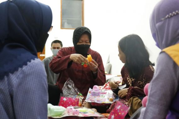 Kondisi Putri Olivia Bikin Tersentuh Tri Rismaharini, Bocah Kecil Itu Trauma Berat - JPNN.COM