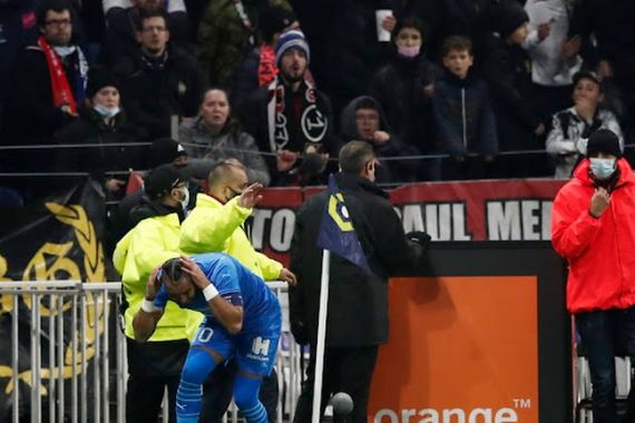 Setelah Menimpuk Botol ke Dimitri Payet, Fan Lyon Saling Ribut di Stadion - JPNN.COM