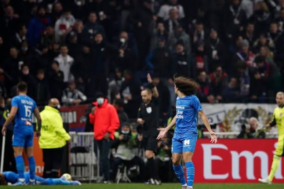 Fan Brutal, Laga Lyon Vs Marseille Dihentikan, Satu Pemain Jadi Korban - JPNN.COM