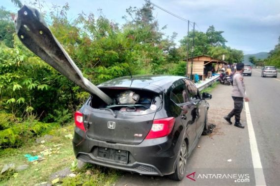 Kecelakaan yang Dialami Sopir Honda Brio Ini Mengerikan Sekali - JPNN.COM