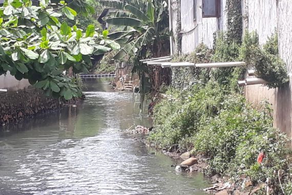 Ratusan Warga Ciracas Jaktim Masih Buang Tinja ke Kali Cipinang, Aduh - JPNN.COM