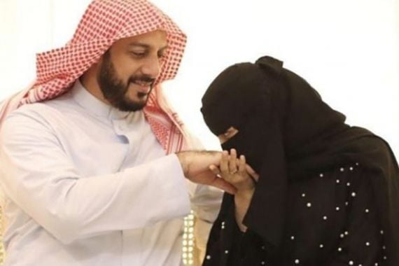 Istri Syekh Ali Jaber Kenang Ultah Pernikahan, Kalimatnya Undang Tangis - JPNN.COM