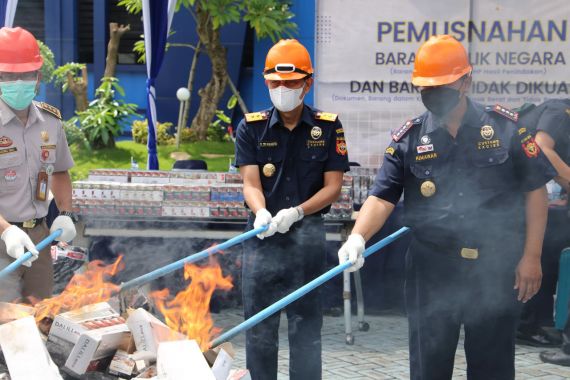 Bea Cukai Memusnahkan Barang Ilegal, Ada Rokok dan Puluhan HP - JPNN.COM