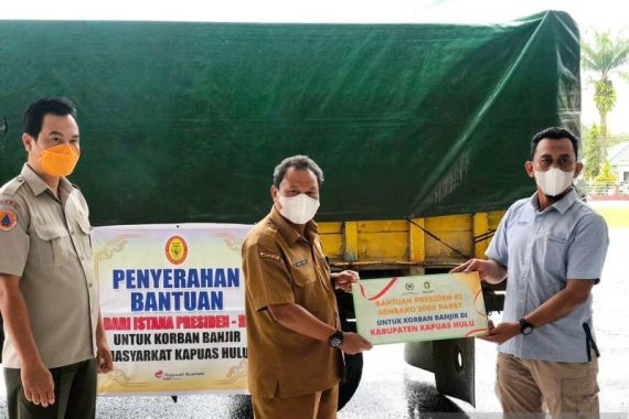 Jokowi Kirim 3.000 Paket Sembako untuk Warga Terdampak Banjir Kapuas Hulu - JPNN.COM