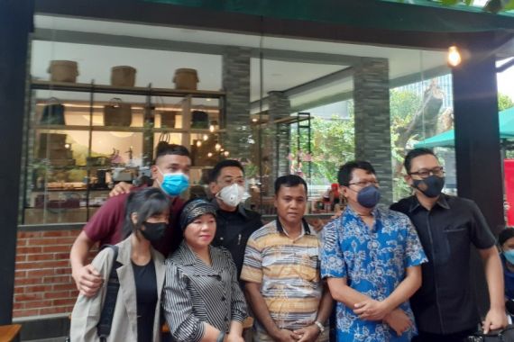 Tak Ada Foto Bibi Andriansyah di Buku Yasin Keluarga Vanessa Angel, Faisal Bilang Begini, Bijak Banget - JPNN.COM