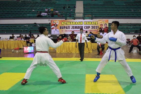 Kontingen Marinir TNI AL Rebut Juara Umum Kejuaraan Karate Bupati Jember Cup 2021 - JPNN.COM