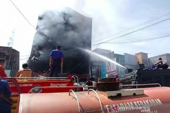 Minimarket Berlantai Tiga Kebakaran, Ibu dan 2 Anak Tewas Berpelukan - JPNN.COM