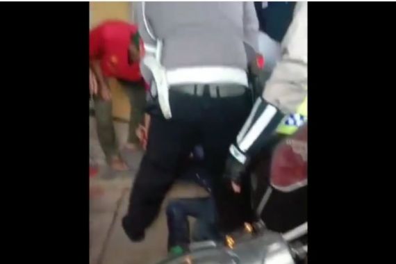 Ada-ada Saja kelakuan Terduga Pencuri Sepeda Motor ini, Lari Kok ke Atas Genting - JPNN.COM