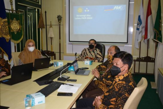 Dokter Indra Bramanti Berbagi Strategi Lolos PKM kepada Mahasiswa UWM Yogyakarta - JPNN.COM