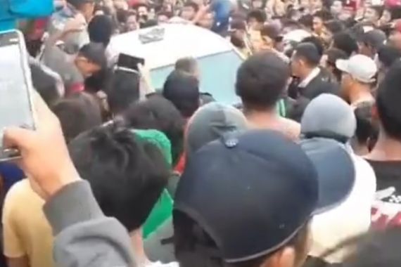 Warga Mengadang Mobil di Perlintasan Kereta Bekasi, Oh Ternyata - JPNN.COM