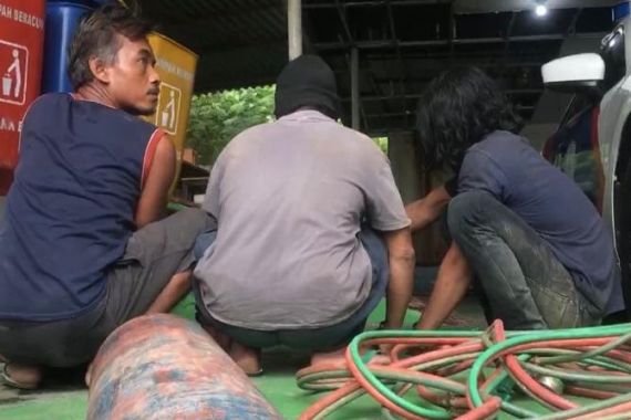 Jelang Subuh, 3 Pria Tepergok Berada di Pinggir Tol Japek, Nah Loh, Ketahuan - JPNN.COM