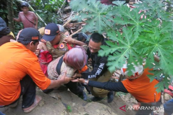 Penyelamatan Korban Tertimbun Longsor Berlangsung Dramatis - JPNN.COM