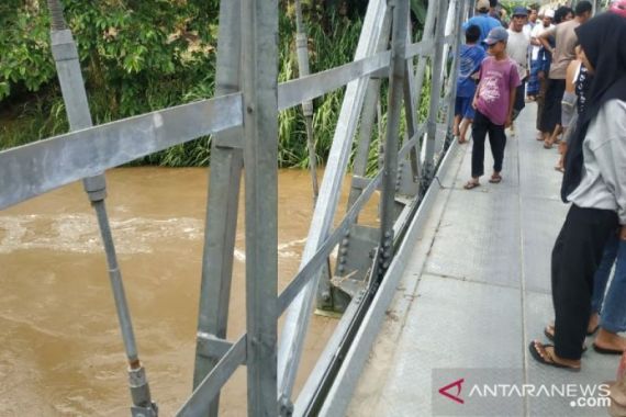 Ibu dan 4 Anaknya Hilang Terseret Arus Sungai - JPNN.COM