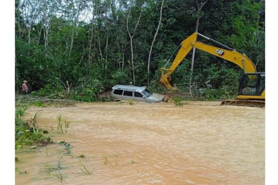 Mobil Terseret Banjir, Suami Istri Tewas - JPNN.COM