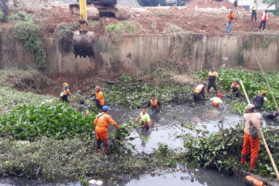 Pagi-Pagi Puluhan Pasukan Oranye Sudah Mandi Lumpur, Ada Apa? - JPNN.COM