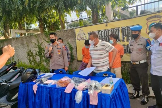 Polisi Gulung Tiga Komplotan Penjambret, Dua Pelaku Tak Diberi Ampun, Dor, Dor - JPNN.COM