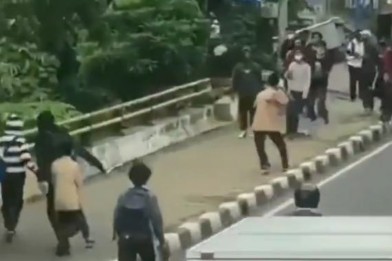 Tawuran Antarpelajar Pecah di Jatinegara, Tuh Lihat Fotonya - JPNN.COM