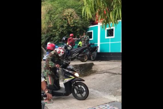 Video Viral 1 Tentara Vs Duo Polisi, 2 Orang Terjungkal - JPNN.COM
