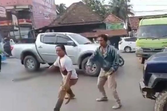 Amad Kejar Polantas Pakai Pedang Lantaran Tak Terima Anaknya Ditilang, Videonya Viral - JPNN.COM