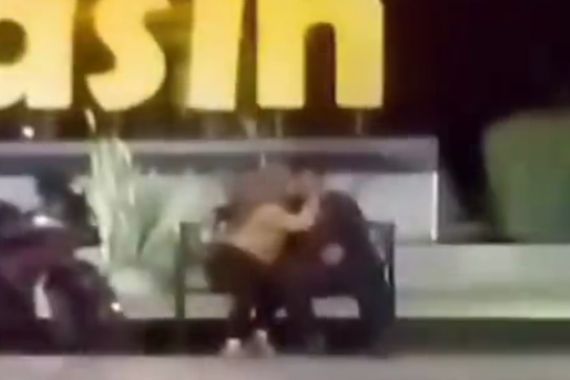 Video Viral Dua Sejoli Asyik Berciuman di Tengah Keramaian, Anda Kenal? - JPNN.COM